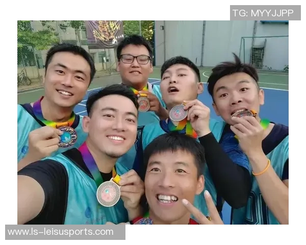 重庆足球队强势崛起荣登足球状态排行榜第二名引发热议